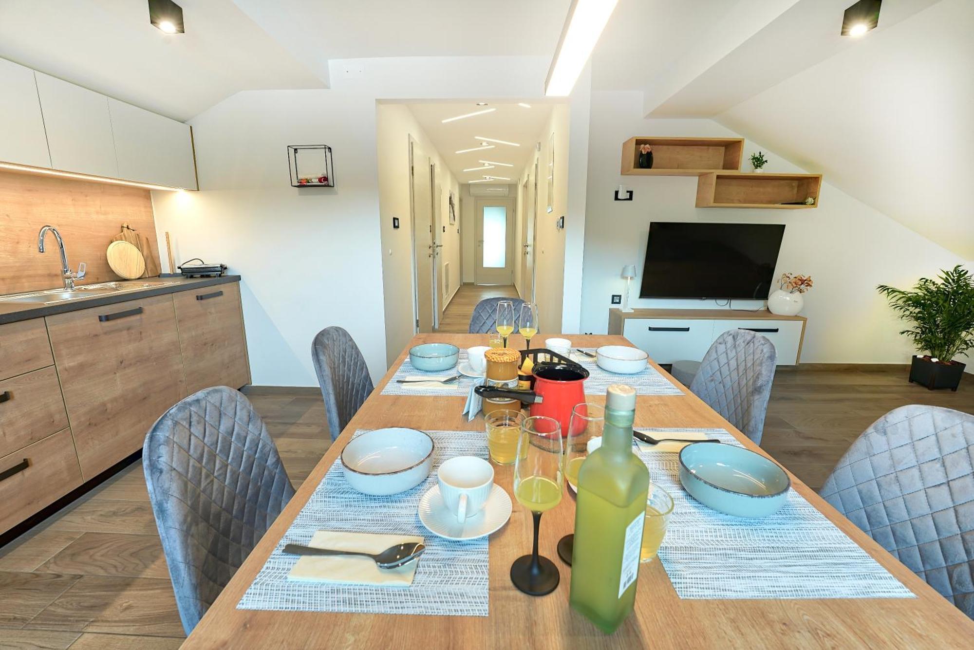 Apartments Lipa Plac โพสโตยนา ภายนอก รูปภาพ